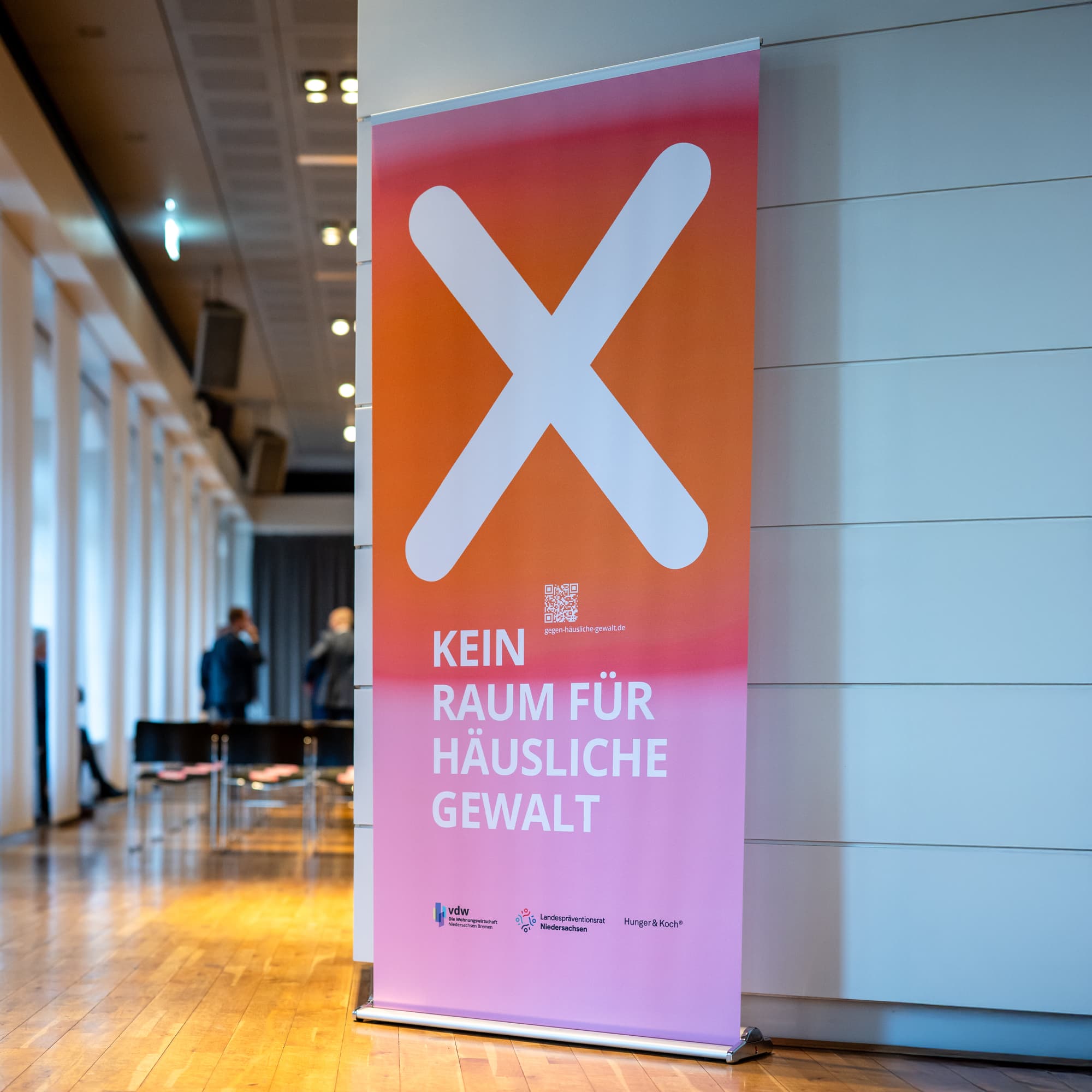 Kampagnenplakat „Kein Raum für häusliche Gewalt“ im öffentlichen Raum mit dem Zitat „Nicht mein Problem … oder doch?“, das zur Aufmerksamkeit und zum Hinsehen aufruft.