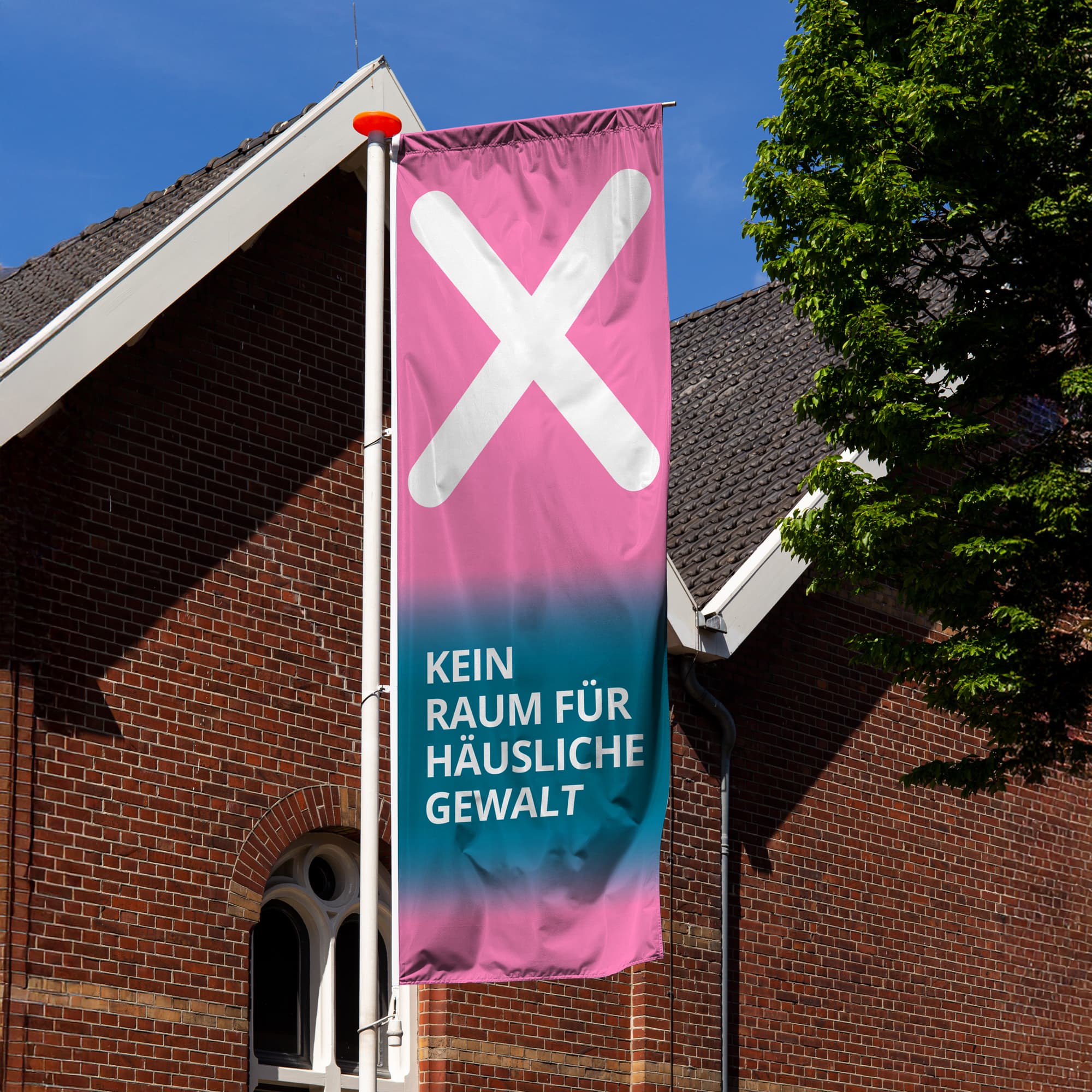 Kampagnenplakat „Kein Raum für häusliche Gewalt“ im öffentlichen Raum mit dem Zitat „Nicht mein Problem … oder doch?“, das zur Aufmerksamkeit und zum Hinsehen aufruft.