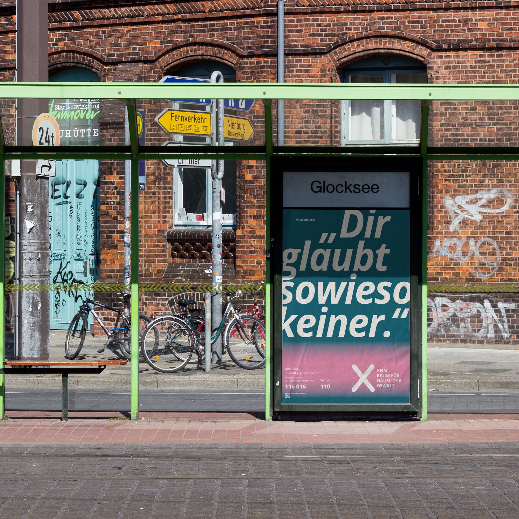 Kampagnenplakat „Kein Raum für häusliche Gewalt“ im öffentlichen Raum mit dem Zitat „Dir glaubt sowieso keiner.“ und Hinweisen auf Hilfsangebote.