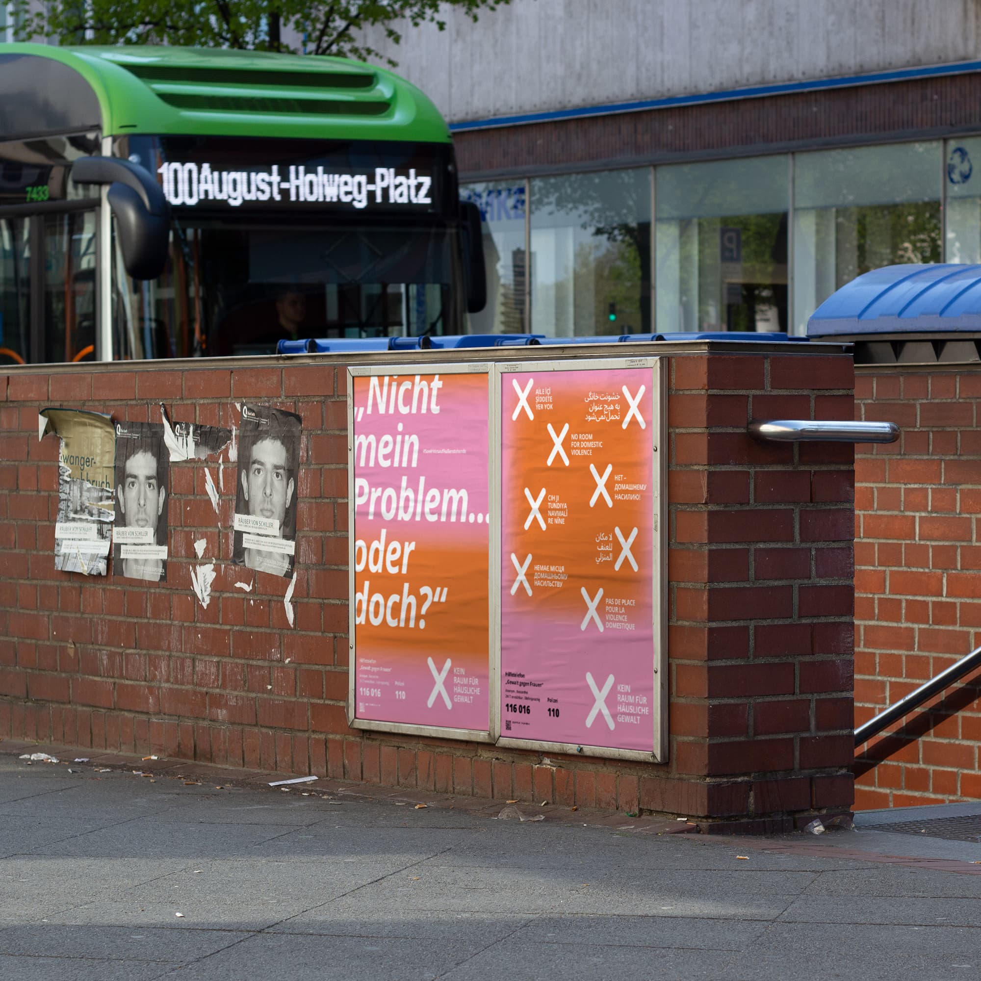 Kampagnenplakat „Kein Raum für häusliche Gewalt“ im öffentlichen Raum mit dem Zitat „Nicht mein Problem … oder doch?“, das zur Aufmerksamkeit und zum Hinsehen aufruft.
