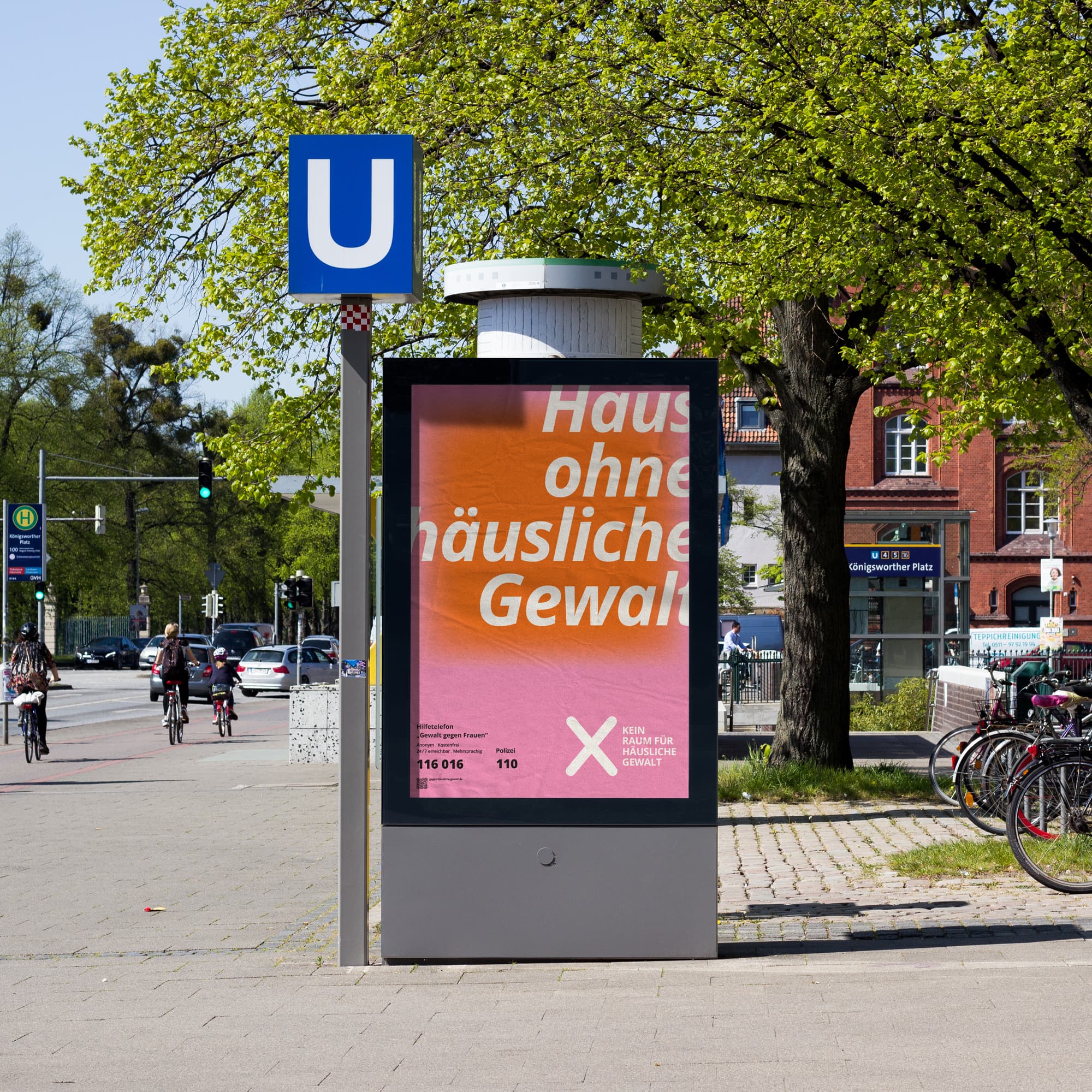 Kampagnenplakat „Kein Raum für häusliche Gewalt“ im öffentlichen Raum mit dem Zitat „Nicht mein Problem … oder doch?“, das zur Aufmerksamkeit und zum Hinsehen aufruft.