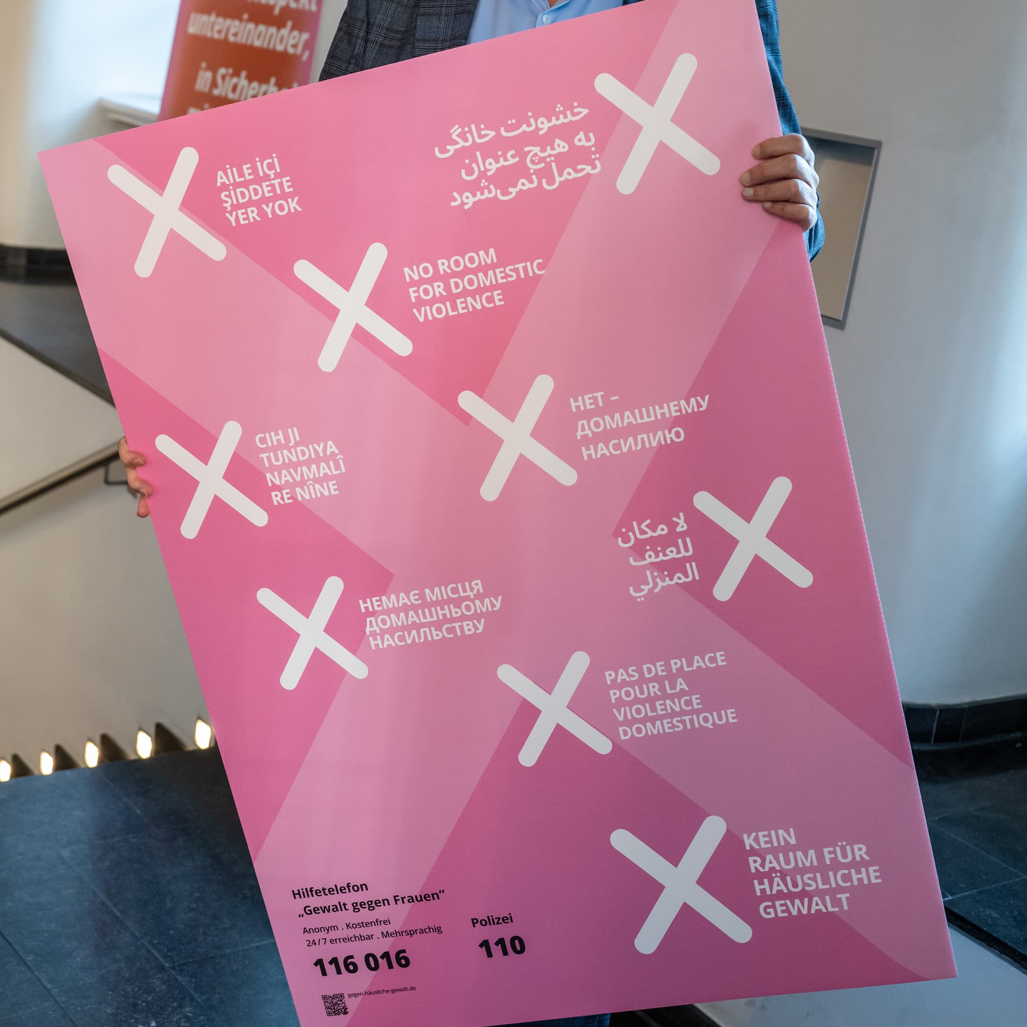 Kampagnenplakat „Kein Raum für häusliche Gewalt“ im öffentlichen Raum mit dem Zitat „Nicht mein Problem … oder doch?“, das zur Aufmerksamkeit und zum Hinsehen aufruft.