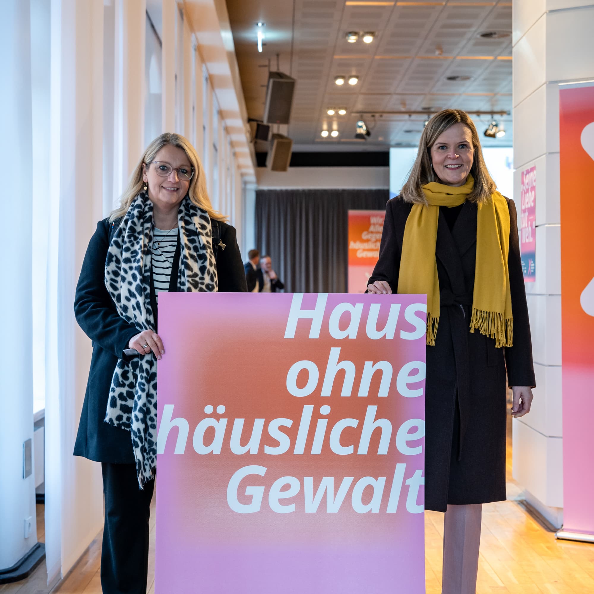 Kampagnenplakat „Kein Raum für häusliche Gewalt“ im öffentlichen Raum mit dem Zitat „Nicht mein Problem … oder doch?“, das zur Aufmerksamkeit und zum Hinsehen aufruft.